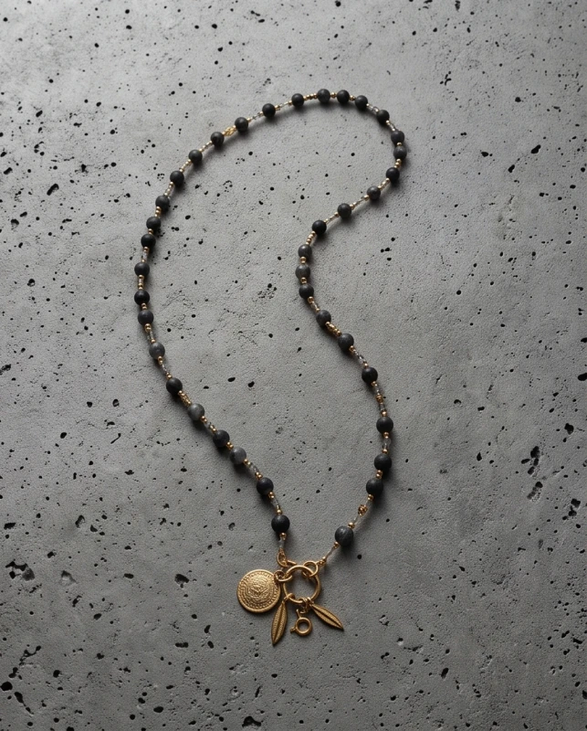 Naszyjnik-z-Labradorytow-z-Moneta-Aztecka-i-Piorka.PNG