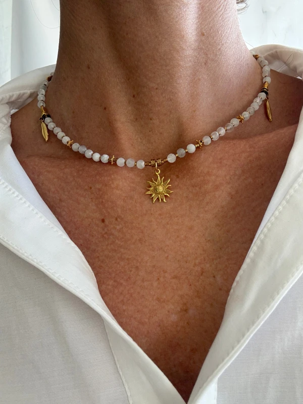 Naszyjnik-z-Kamienia-Ksiezycowego-z-zawieszka-Slonce.jpeg