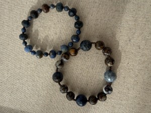 Bransoletka-z-Durmotierytow-i-brazowego-Opal.jpeg