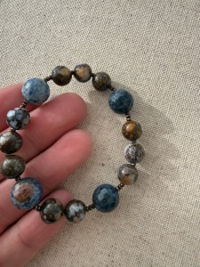 Bransoletka-z-Durmotierytow-i-brazowego-Opal.jpeg