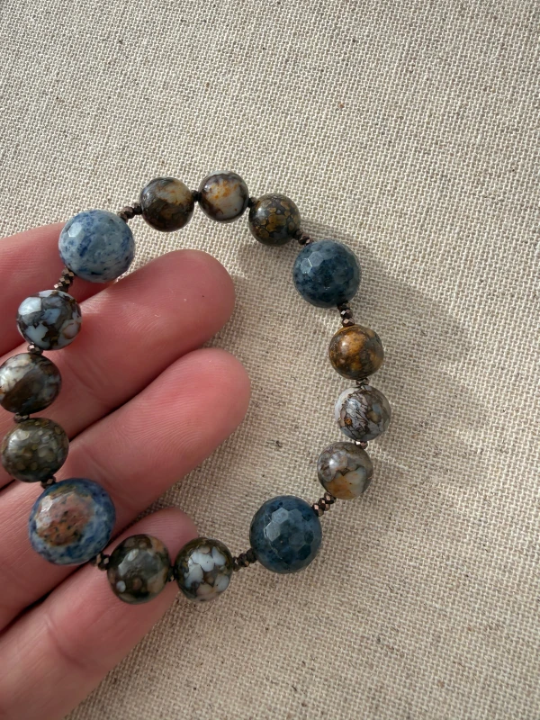 Bransoletka-z-Durmotierytow-i-brazowego-Opal.jpeg